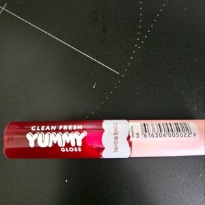 COVERGIRL Yummy Gloss - Color 300 NWT NEVER USED